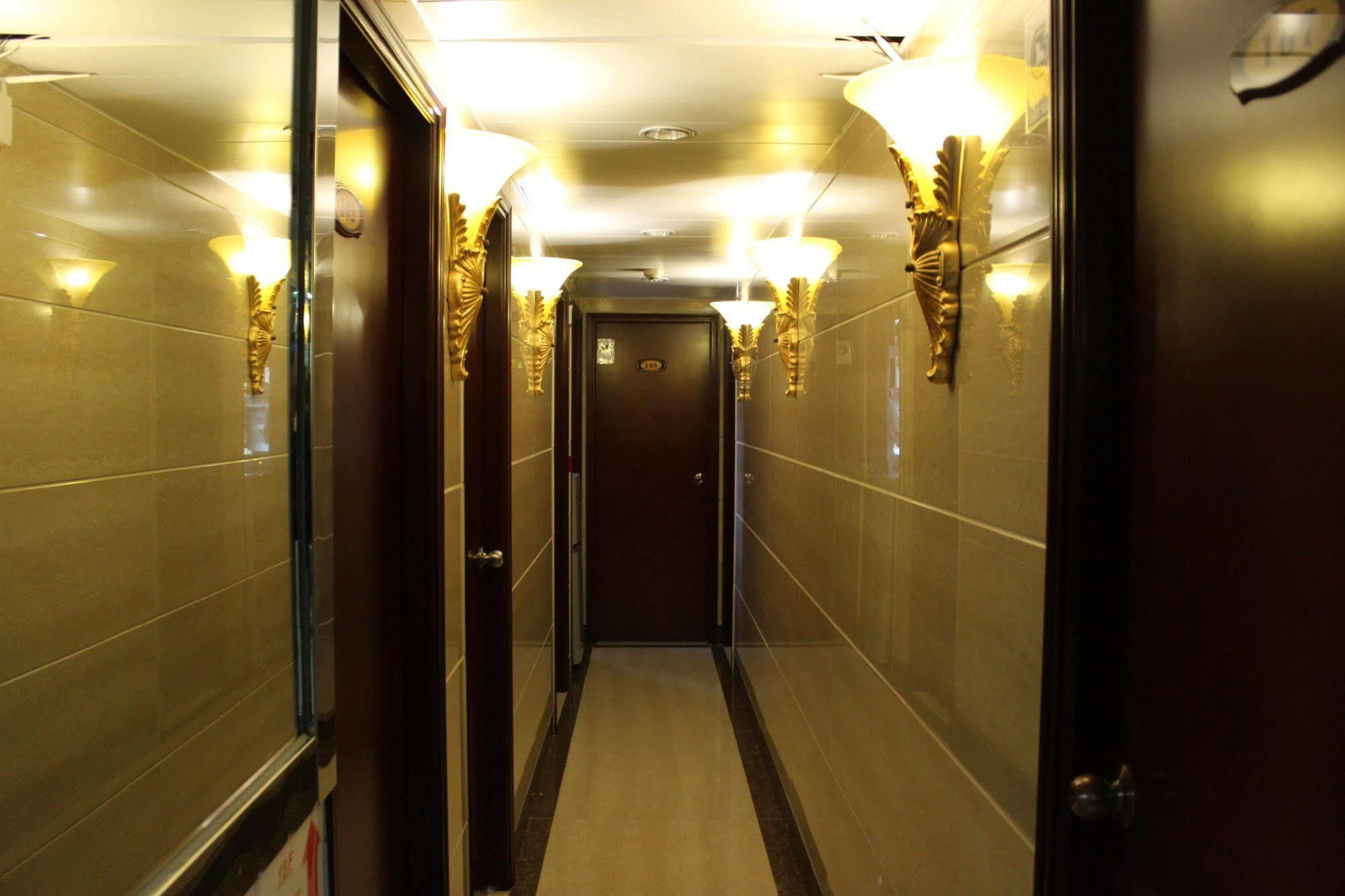 New Chung King Mansion Guest House - Tower C Hongkong Buitenkant foto